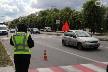 В Запорожье возле Аллеи Славы сорвали красный флаг с автомобиля "Полка Победы" (видео)