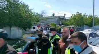 Автопробег со "слугой народа" Дмитруком остановили одесские активисты: "Ти московська шлюха! З'#бися звідси!". ВИДЕО