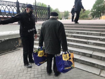 В Мелитополе пенсионер с большими сумками вызвал подозрение у полиции (видео, фото)