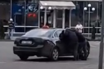 В Мелитополе водитель остановился посреди дороги, чтобы поболтать с приятелями (видео)