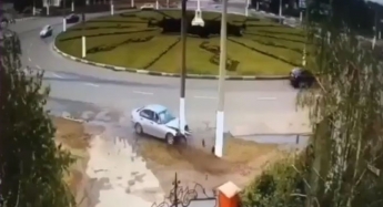На южном кругу в Мелитополе автомобиль таранил столб (видео, фото)