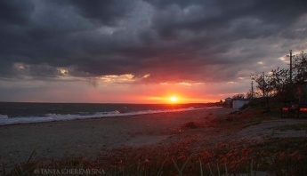 В сети показали яркий морской закат в Запорожской области (фото)