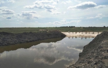 В селе под Мелитополем местные жители своими силами создали пруд (добавлено фото и видео)