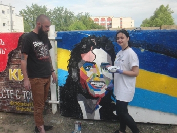 Король поп-музыки Майкл Джексон теперь украшает главный проспект в Мелитополе (фото)