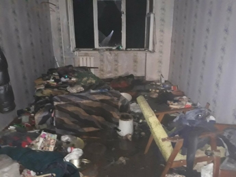 В Запорожье спасли мужчину из горящей квартиры (фото)