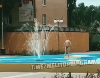 Второй день мужчина использует городской фонтан, как свой личный бассейн (видео)