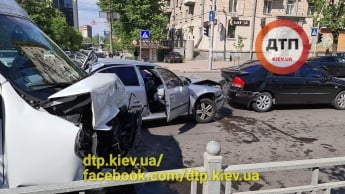 В Киеве бус на скорости протаранил два авто и тащил их десятки метров: фото и видео