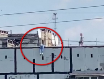 В Днепре на 12 Квартале дети свешивались с крыши высотки ради селфи (Видео)
