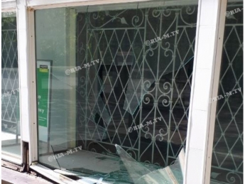 В Мелитополе появилась группировка, разбивающая витрины – на этот раз пострадал Ощадбанк (фото)