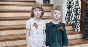 Пышное платье и кроссовки: Алла Пугачева провела праздничный парад в своем замке