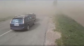 На Прикарпатье обрушилась мощная пылевая буря, машины разбиваются в ДТП: видео