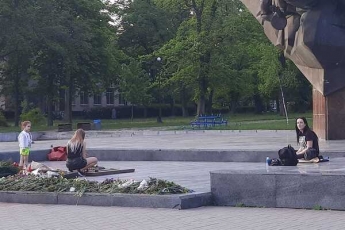 Под Киевом засняли пьяных девушек, которые жарили сосиски на 