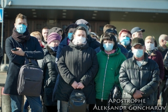 Огромные очереди и никаких шансов: транспортный "ад" в Киеве показали на видео