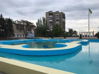 В Мелитополе заплывы в фонтане по очереди устраивают взрослые и дети (фото)