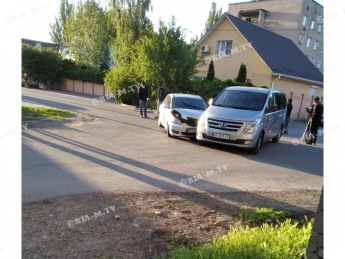 Машины в Мелитополе столкнулись, "не разглядев" дорогу из-за деревьев (фото)