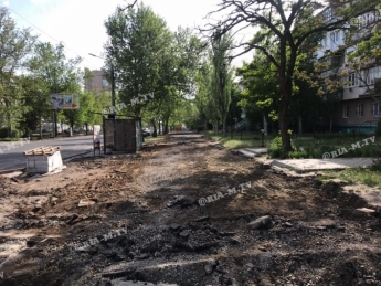 В Мелитополе приступили к строительству тротуара на окраине города (фото, видео)
