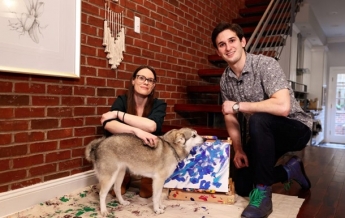 Галерея продает картины, нарисованные собакой, и дарит каннабис