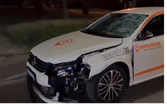 Пешехода в Киеве сбили сразу два авто (видео)