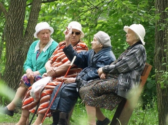 Запрет посиделок под подъездом, заставил бабушек в Мелитополе обратиться к соседям