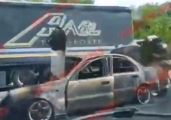 На Запорожской трассе произошло серьезное ДТП: одна машина загорелась, вторая вылетела в кювет (ВИДЕО)