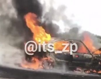 Появились жутки кадры с горящим автомобилем на трассе Запорожье-Мелитополь (видео)