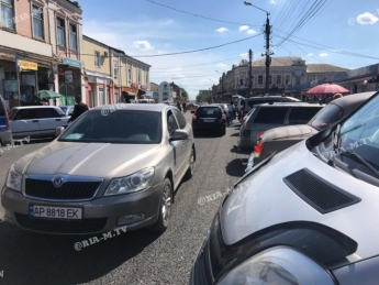 В Мелитополе в нижней части города после расширения дороги не припарковаться (фото, видео)