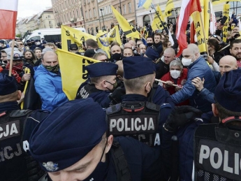 Применили слезоточивый газ: в Польше силой разогнали антикарантинный протест (видео)