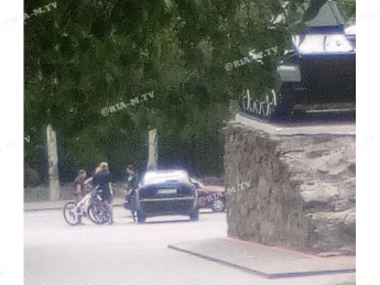 Места мало - в Мелитополе машину припарковали на тротуаре рядом с памятником (фото)