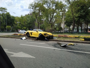 В Харькове девушка разбила элитный Porsche: фото и видео эпического ДТП