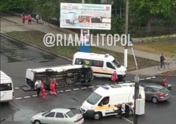 В Мелитополе в результате ДТП перевернулась маршрутка (видео, фото)