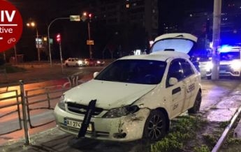 Не разминулись на перекрестке: в Киеве "копы" попали в серьезное ДТП с такси, фото