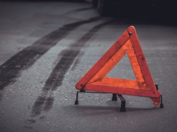 В России такси снесло женщину с детьми на тротуаре: жуткий момент попал на видео