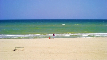 Один час за одну минуту из жизни пляжа в Кирилловке показали в сети (видео)