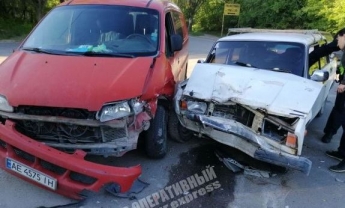 В Днепре на Богдана Хмельницкого ВАЗ "протаранил" Hyundai: подробности (фото)