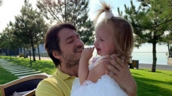 Сергей Притула выложил милое видео разговора маленькой дочери с коровой