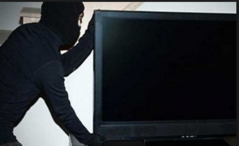 Вор-неудачник с украденным телевизором встретил полицицейских