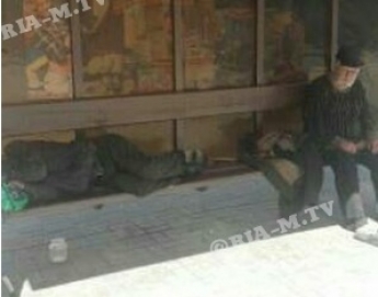 В Мелитополе бомжи оккупировали остановку (фото)