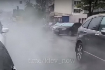 "Добро пожаловать в Сайлент-Хилл!" В центре Киева кипяток затопил дорогу: улица "исчезла" в пару. Видео