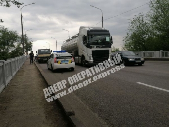 На выезде из Днепра столкнулись 4 авто: есть пострадавшие (Фото)