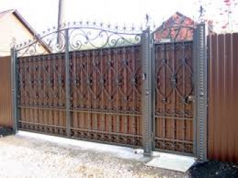 В Мелитополе среди белого дня в частном доме украли дорогие ворота