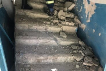 В России рухнули лестницы в многоэтажке: появились жуткие фото и видео с места ЧП
