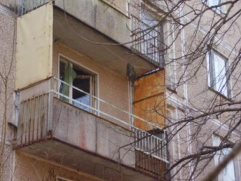 В Запорожье депутат у своей квартиры отстроил балкон, который закрыл окна в подъезде (фото)