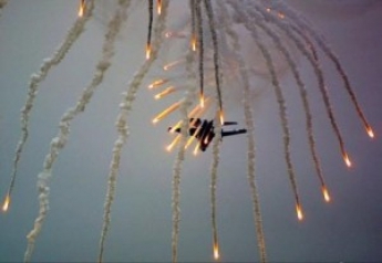 В небе над Мелитополем военный самолет устроил огненное "шоу" (видео)