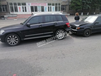 В Днепре на Богдана Хмельницкого Lada протаранила Mercedes (Фото)