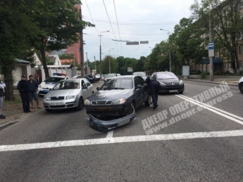 В Днепре на Гагарина столкнулись Daewoo и Nissan: образовалась пробка (фото)