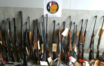 Во Франции пенсионер собрал десятки ружей и ножей для защиты от соседей (фото)