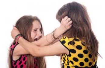 Полиция разбирается в драке двух несовершеннолетних девочек