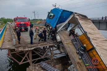 Утонула фура: момент обрушения моста под Днепром попал на видео