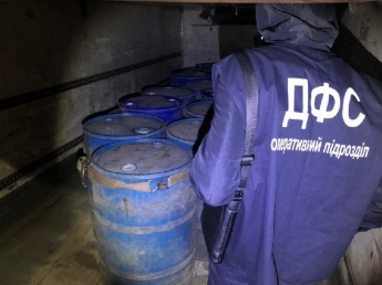 В Запорожской области задержали грузовик с более 3 тоннами сомнительного алкоголя