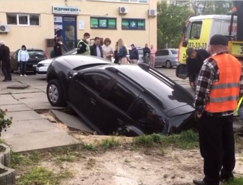 В Киеве автомобиль провалился под землю: видео